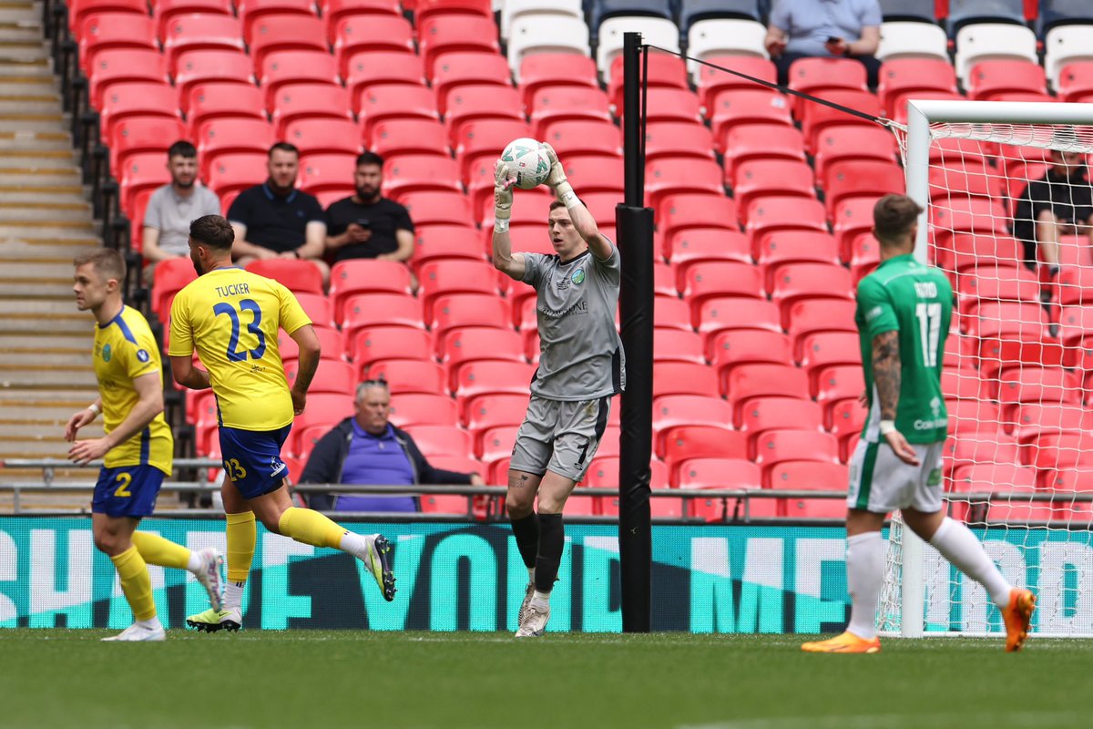 🧤 A clean sheet at Wembley…nothing better! 

Let’s go @forster_20 🤩

📸 @ShootingStarsP4 

#WeAreAscot #YellasgotoWembley #NonLeagueFinalsDay #GKUnion