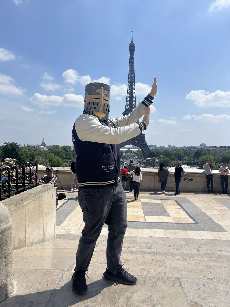 help! can someone fix this photo for me in photoshop? i need it to look like i’m holding the eiffel tower, thanks!