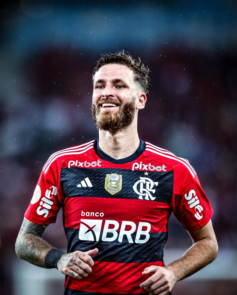 futtmais's tweet photo. 2021: Bruno Henrique sente dores no joelho, mas segue em campo e marca o gol da vitória do Flamengo contra o Corinthians, no Maracanã, nos acréscimos do segundo tempo.

2023: Léo Pereira sente a coxa, mas segue em campo e marca o gol da vitória do Flamengo contra o Corinthians, no Maracanã, nos acréscimos do segundo tempo.