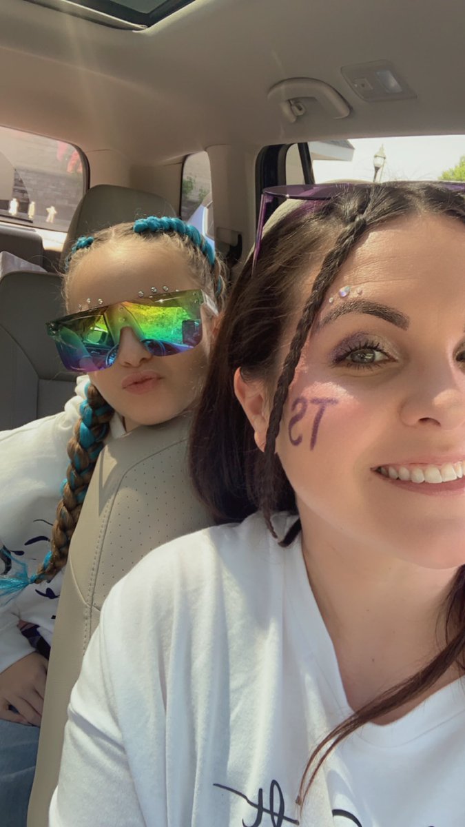 LinzyP0068's tweet photo. ✨✨khloe’s birthday era✨✨ #1stTaylorConcert #TSErasTourFoxborough @GilletteStadium @taylorswift13 @taylornation13 https://t.co/QnwL6hR1yN