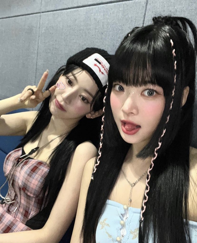 hongeuchae's tweet photo. A snapshot of a lifelong bond that shines bright in every capture on with another unforgiven girl. https://t.co/DSFjnqL0kC