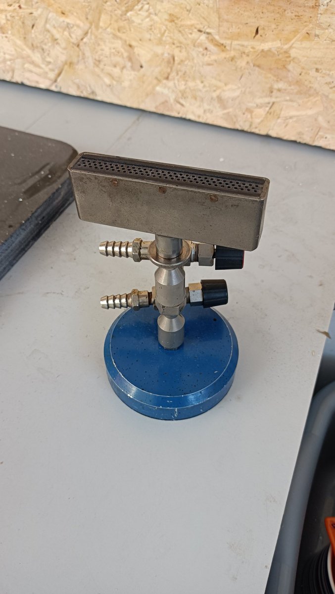 mmdcraftworks's tweet photo. Old/new equipment - she might only be 4 inches but who says size matters?
#neon #newstudio #ribbonburner #newkit https://t.co/YTGsFkrqSs