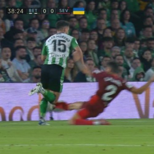 Los mismos que critican hoy a Miranda son los que ovacionaron a Acuña en el Pizjuán por intentar lesionar a Fekir sin balón y callaron ante la entrada escalofriante de Montiel a Álex Moreno.

No aceptéis lecciones de esta gente.