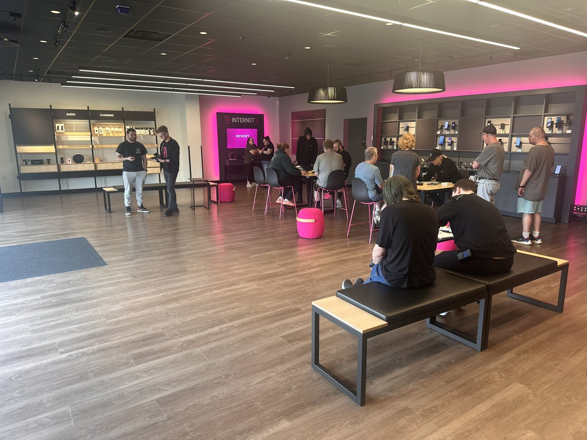 SteveMSmith1987's tweet photo. Proud of my team here in Bryan, Ohio! we came in with T-Mobile having only 10% marketshare, Verizon having over 62% marketshare. We done over 60 total acts since Thursday! #Letsmakewaves https://t.co/IjL2m3l2C7