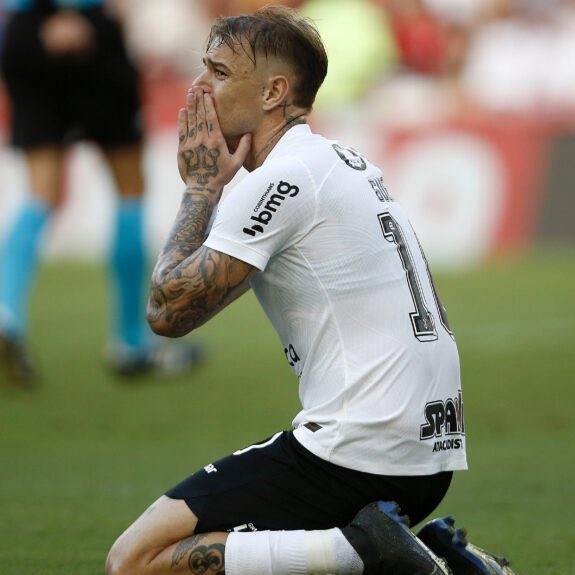 _sccpnews's tweet photo. “Mais uma vez a vitória não veio, mas hoje eu saio um pouco mais feliz porque a gente jogou. Estávamos deixando de jogar, eu conversei lá dentro isso, que a gente perca mas tente jogar, agredindo o adversário e foi isso que aconteceu. Infelizmente, em um lance ali, eles foram felizes. É tentar evitar esses gols, ainda mais no final de jogo, jogando contra um time favorito ao título, dentro de casa com o estádio lotado. A gente poderia ter saído com o empate, precisamos ganhar, é o sétimo jogo sem vitória. Temos uma decisão na quarta-feira e é levantar a cabeça, continuar trabalhando para sair dessa situação”

🎙️ | Róger Guedes, sobre Flamengo 1x0 Corinthians