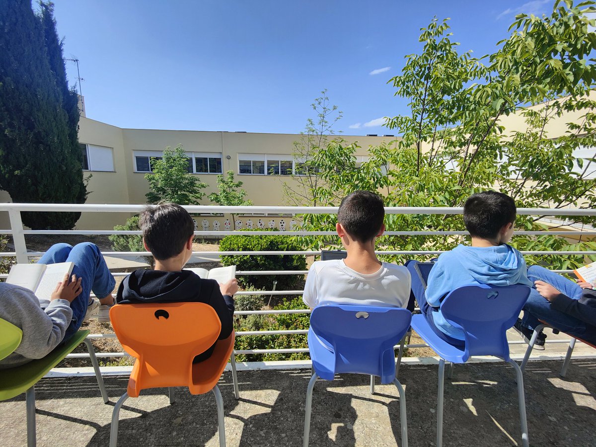 Leer con estas vistas y al solecito no está nada mal. Fomentando la lectura en la  #bibliotecalasveredas en <a href="/veredas21/">Las Veredas</a>