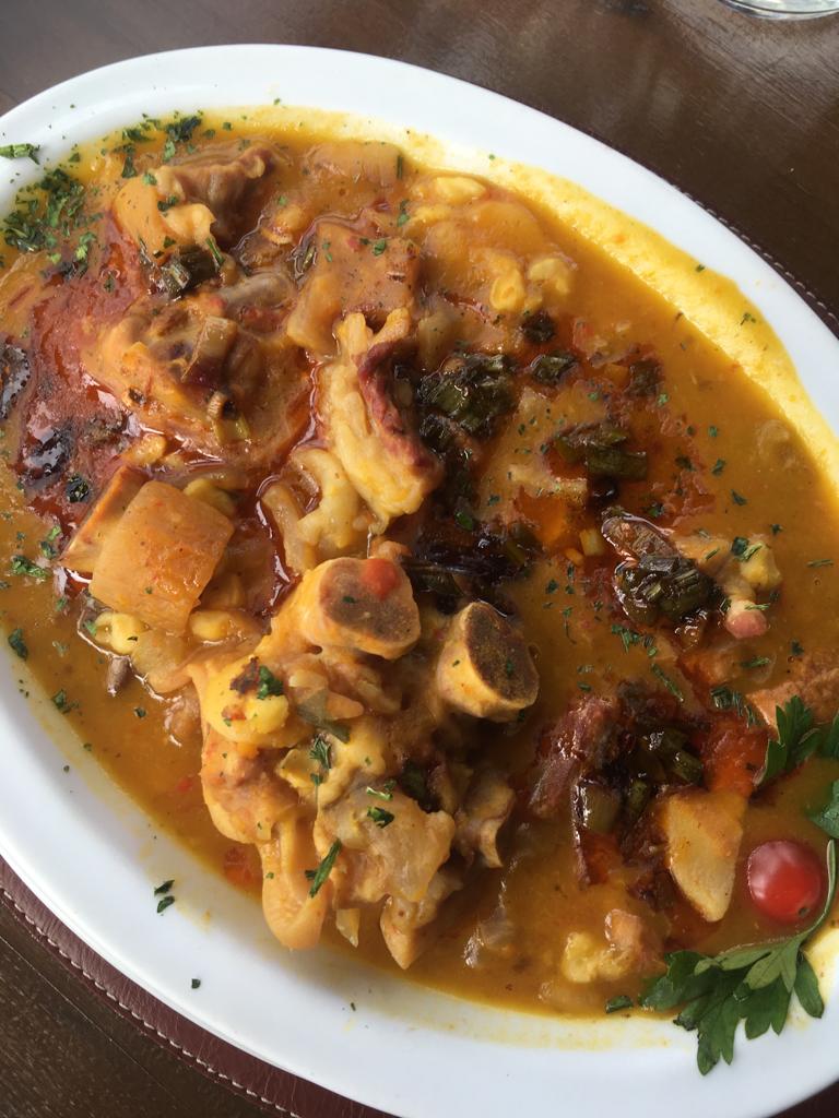 🇦🇷 Una nueva fiesta de nuestra patria en Estilo.

🎩 Andá preparandote para nuestro suculento Locro Criollo. El #25DeMayo te esperamos para celebrar el feriado por la #RevoluciónDeMayo.

💥 ¡Infaltables los pastelitos rellenos para el postre, una bomba!