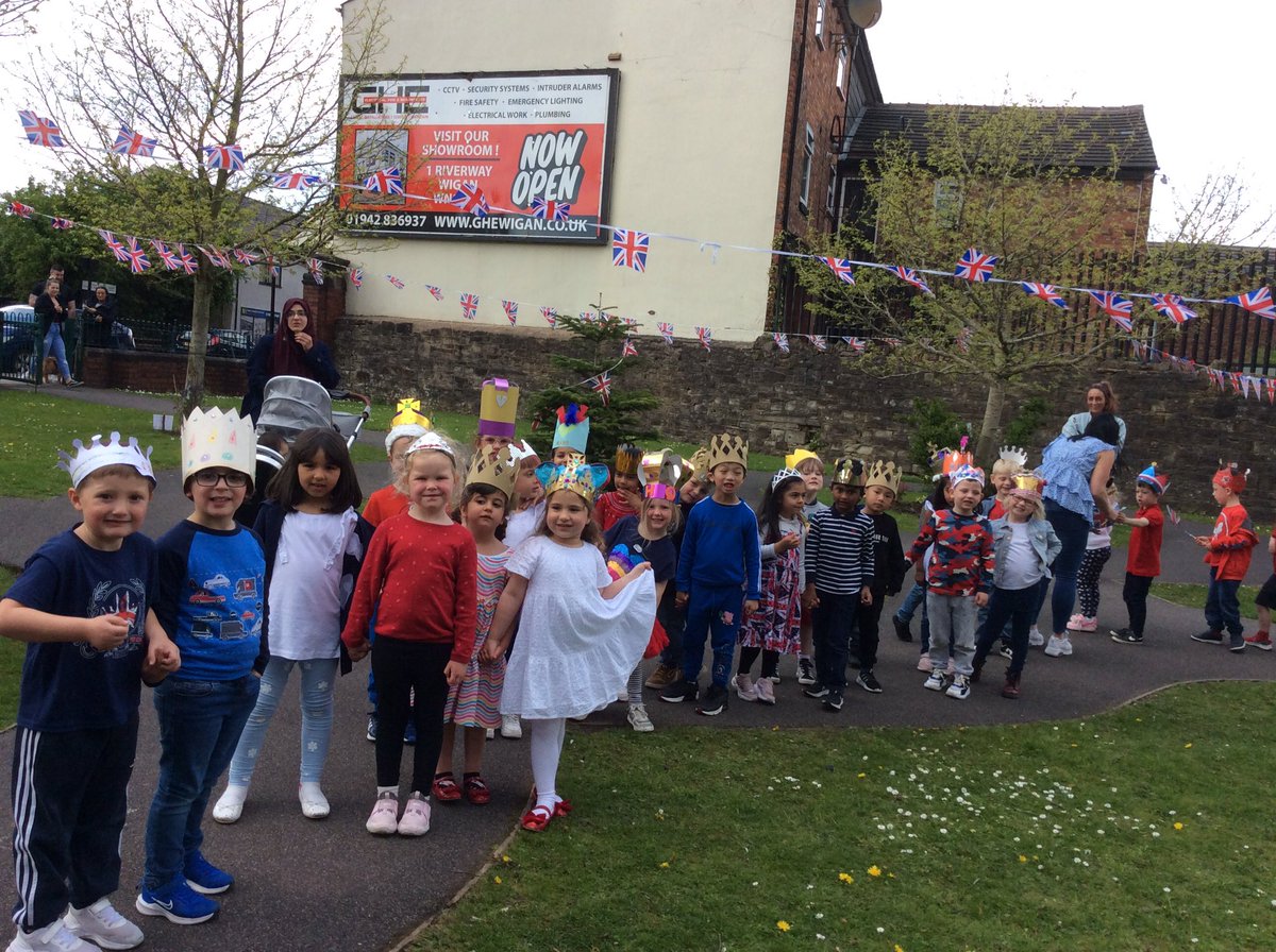 MabsCrossRecM's tweet photo. To celebrate the King’s coronation we had a parade around school wearing our crowns and a class party 🤴🏼👑 well done to everyone for their amazing crowns! And congratulations to Ilinca who was chosen to be our crown winner by the judges 👑 https://t.co/W8H0zJGNxE