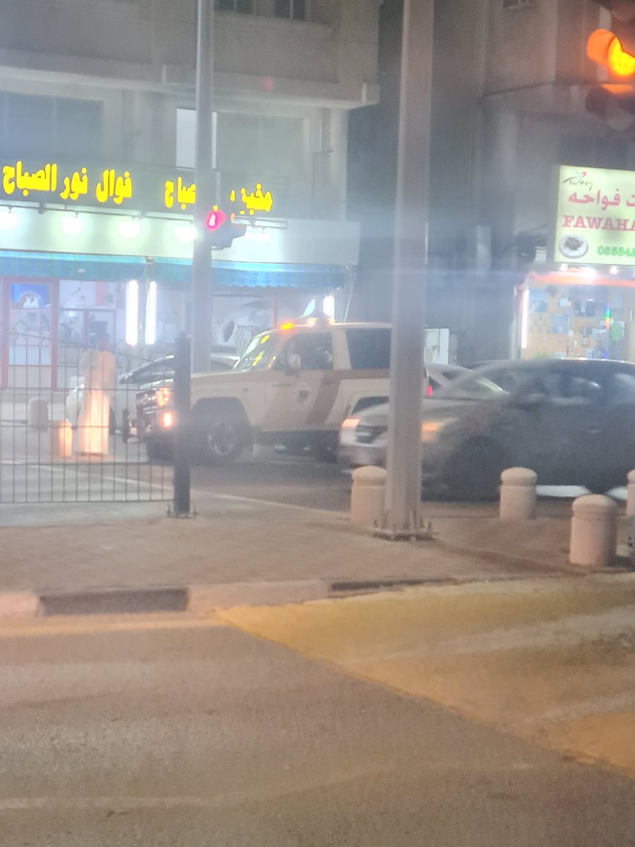 IMG_Twitt's tweet photo. المفروض رجل الامن يكون قدوة في تطبيق النظام خصوصا اذا كان لابس البدله وعلى سيارة رسمية مو يوقف على خط المشاة عشان يطلب تميس وفول !! https://t.co/n4anTypwtv