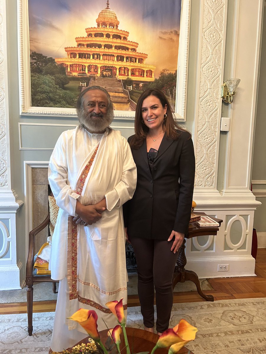 CookingWithComo's tweet photo. An honor to talk with @SriSri while he is in DC preparing for World Culture Fest https://t.co/Mk5qOJZpJK
