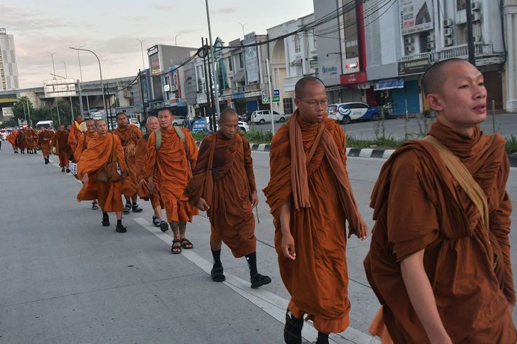 Salut untuk beliau para Bhiksu Thailand berjalan ribuan KM atas nama Keyakinan
Apa kabar kakek² yg mau jalan dari Jogja - Jakarta ? 😜😜😜