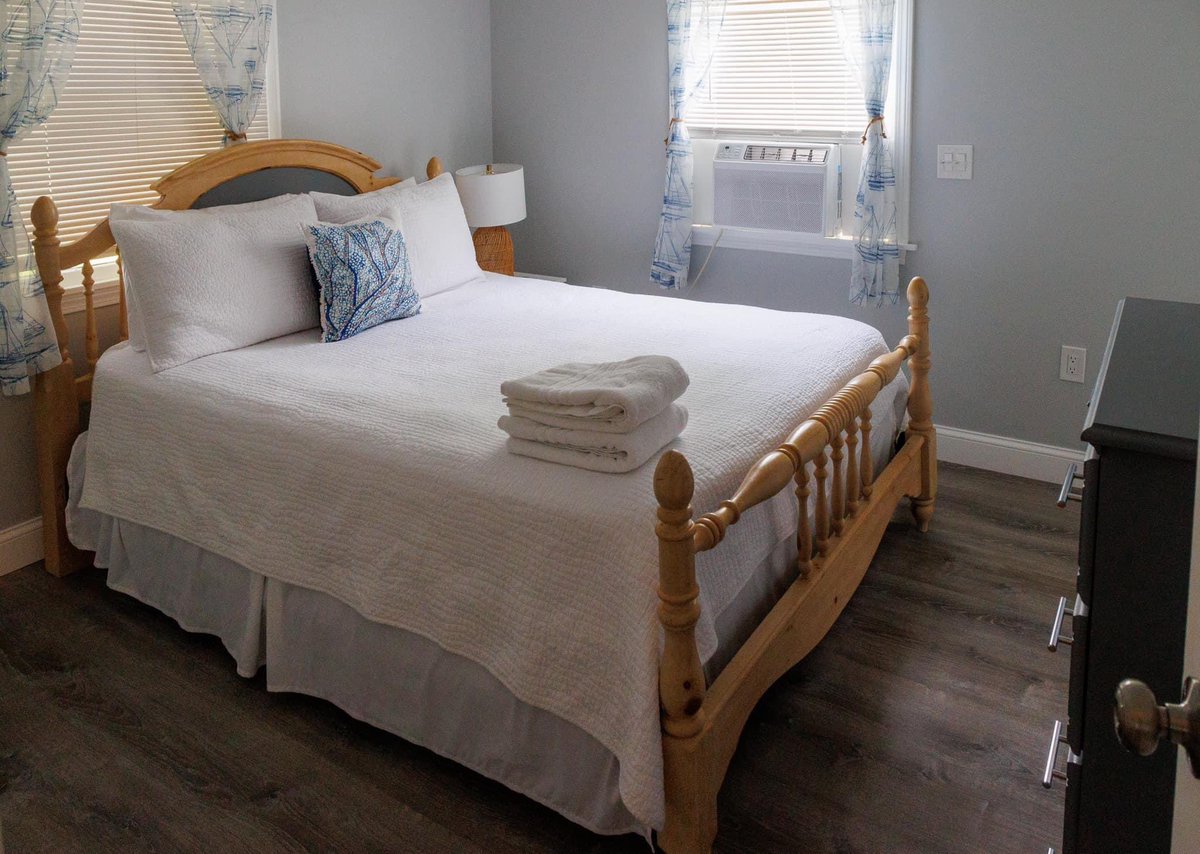 capeologypics's tweet image. Looking for a last minute Memorial Day Weekend getaway? 🇺🇸 Check out our friends over at @seatucket in East Falmouth! 🌊

3 nights - $1,200
4 nights - $1,300
5 nights - $1,400

Book directly to avoid fees: weneedavacation.com/Cape-Cod/Falmo…

3 bedrooms, 1.5 baths, sleeps up to 6 guests! 🏡