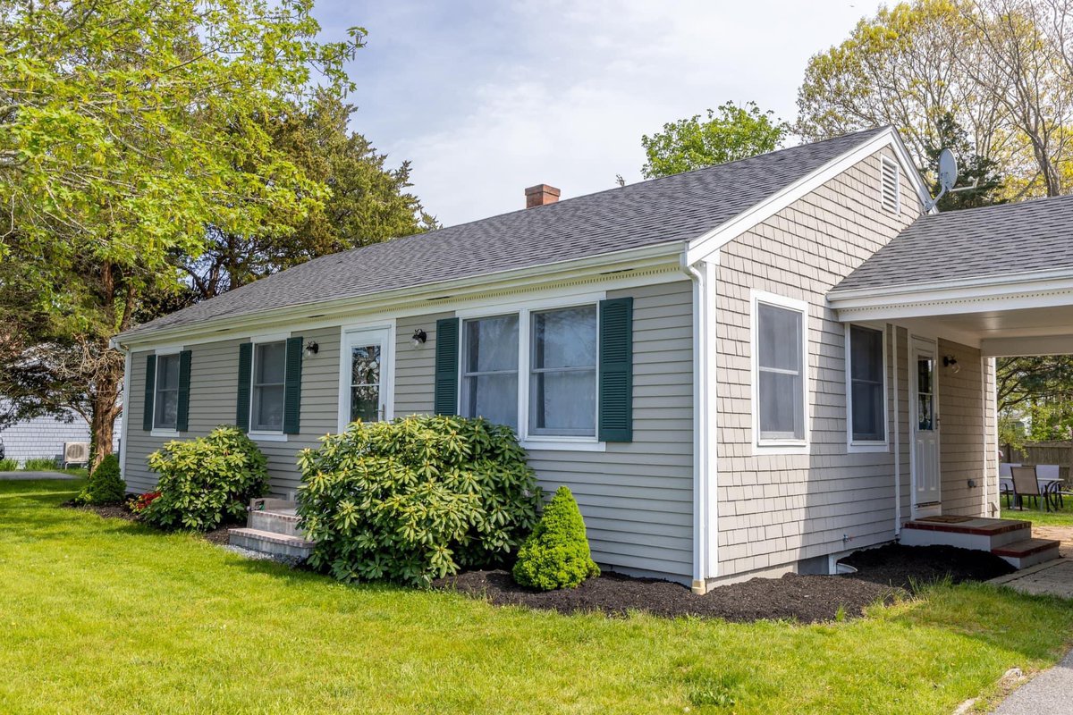 capeologypics's tweet image. Looking for a last minute Memorial Day Weekend getaway? 🇺🇸 Check out our friends over at @seatucket in East Falmouth! 🌊

3 nights - $1,200
4 nights - $1,300
5 nights - $1,400

Book directly to avoid fees: weneedavacation.com/Cape-Cod/Falmo…

3 bedrooms, 1.5 baths, sleeps up to 6 guests! 🏡