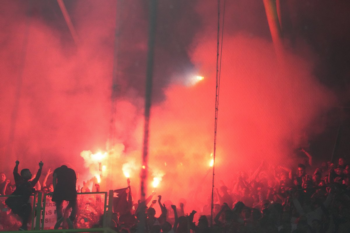 Benficastuff's tweet photo. A chama imensa 🔥 #slblive https://t.co/fGbkCWeclz