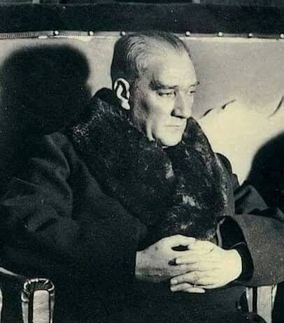 "Bunalıyorum çocuk, büyük bir acı içinde bunalıyorum."
Hasan Rıza Soyak. Atatürk'ten anılar.
#MustafaKemalAtatürk
