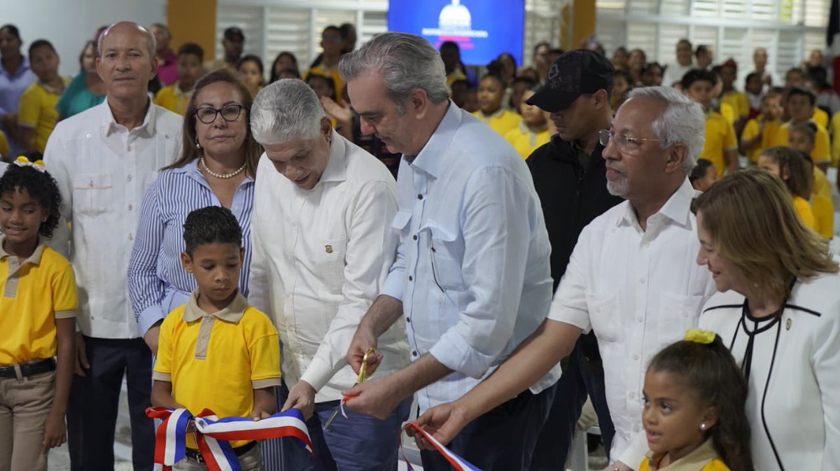 EducacionRDo's tweet photo. El presidente @LuisAbinader corta ✂️ la cinta🎀 que deja en funcionamiento al  Centro Educativo Pedro Antonio Almonte Hidalgo en Villa González, Santiago.

Continuamos transformando la educación dominicana 🇩🇴. https://t.co/hRPmvTKoAw