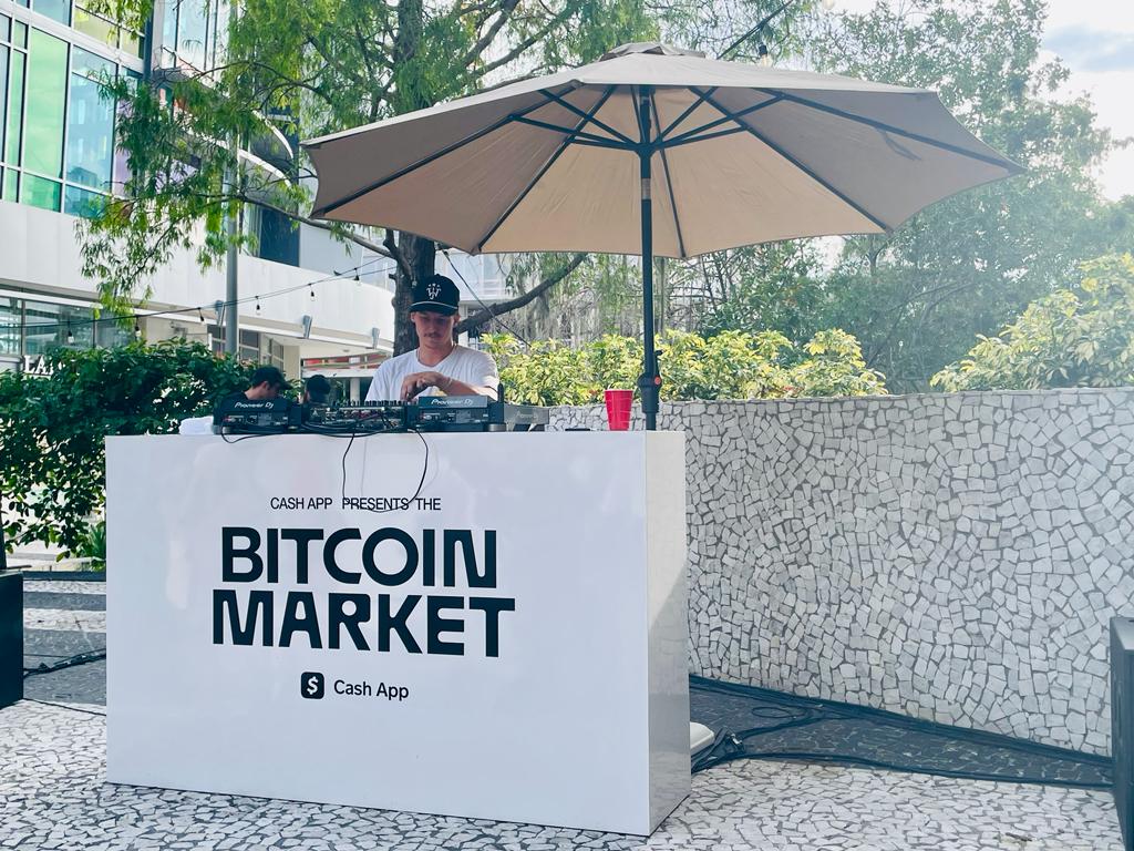 Cash App gave me bitcoin worth $100. I bought a pineapple. 

(A thread with a little more info about <a href="/CashApp/">Cash App</a>'s  #Bitcoin Marketplace in Miami on Saturday.)