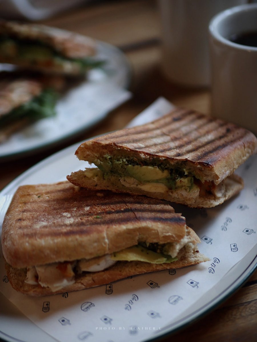 Early morning breakfast on a working day
Catching up with a friend I haven't seen in a long time
There's nothing better than sitting in a warm room ✌️, eating and talking, enjoying a healthy breakfast and delicious coffee. 😋😋😋