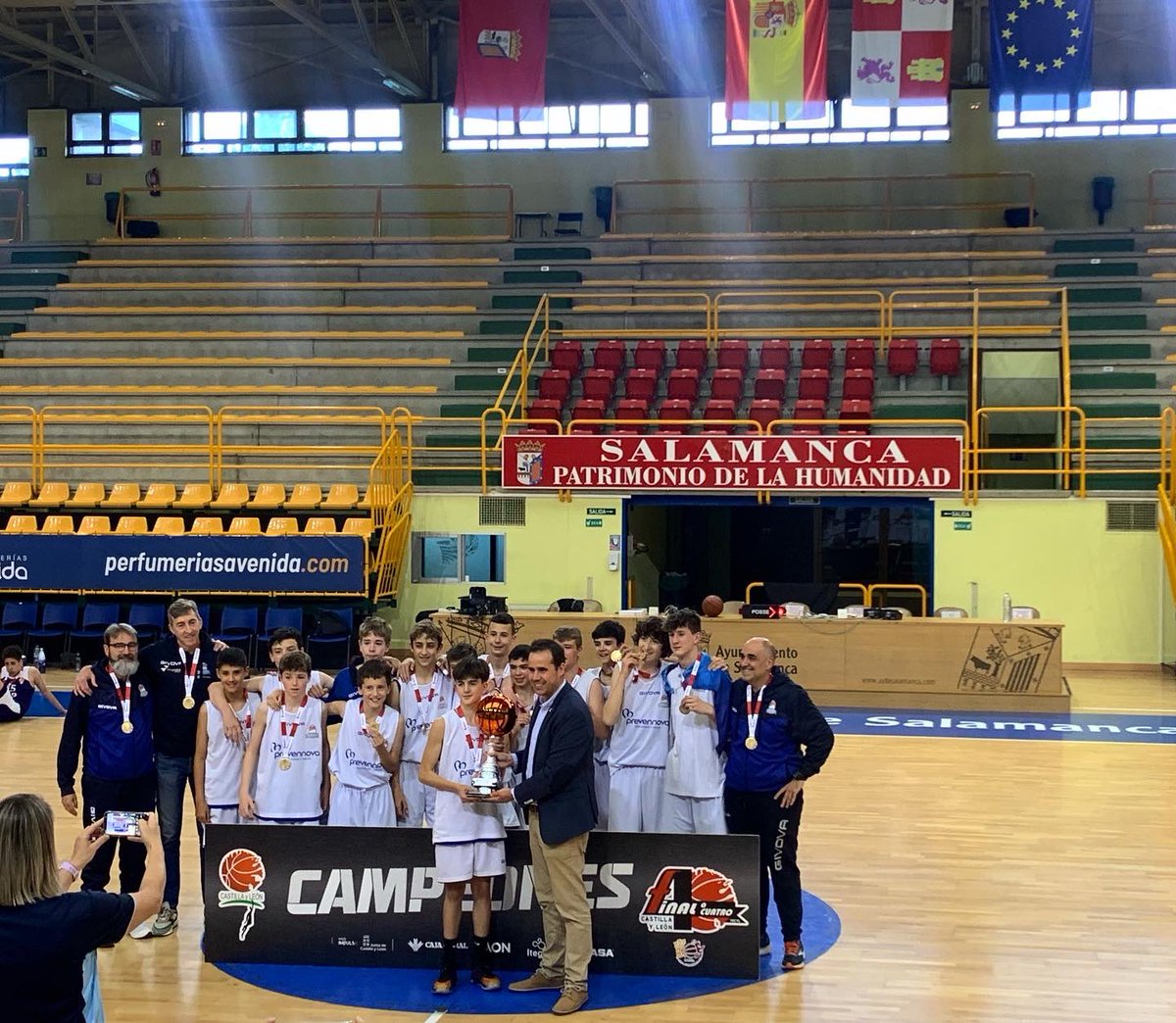 jmorenodata's tweet photo. #campeones #castillayleon #preinfantil #sanpabloburgos #nohuborival  #generaciondeoro #grandisimoequipo https://t.co/0Y3VTlMDV5