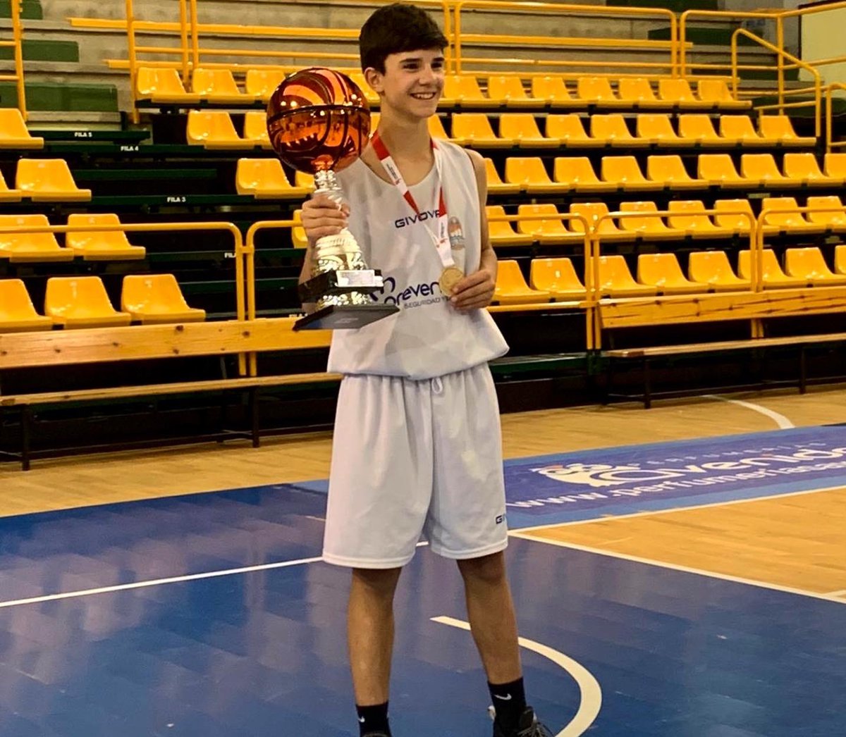 jmorenodata's tweet photo. #campeones #castillayleon #preinfantil #sanpabloburgos #nohuborival  #generaciondeoro #grandisimoequipo https://t.co/0Y3VTlMDV5