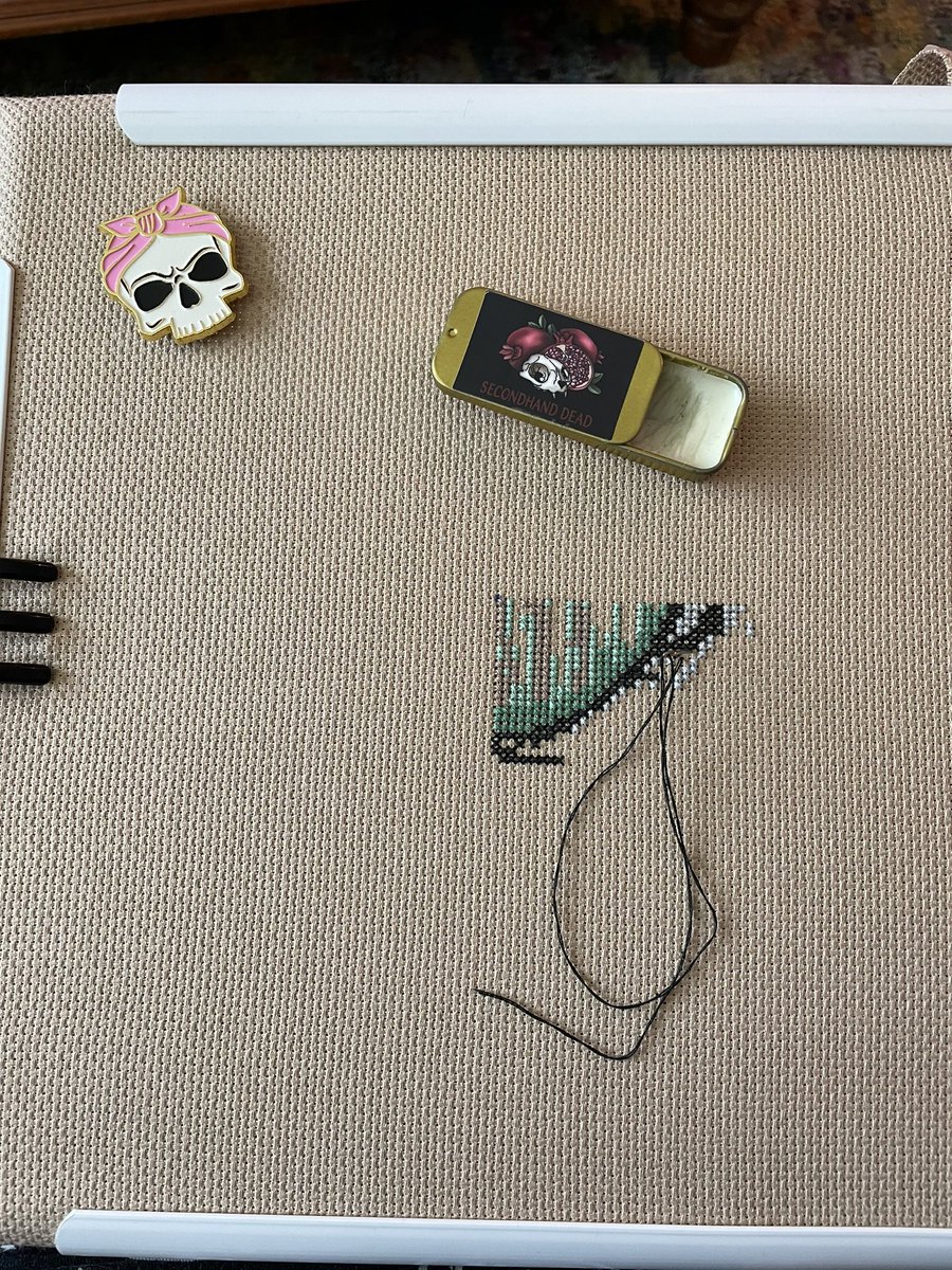 SecondhandDead's tweet image. Forgot how good my abundance blend smells 😌 workin on a belated present to stave off moving anxiety