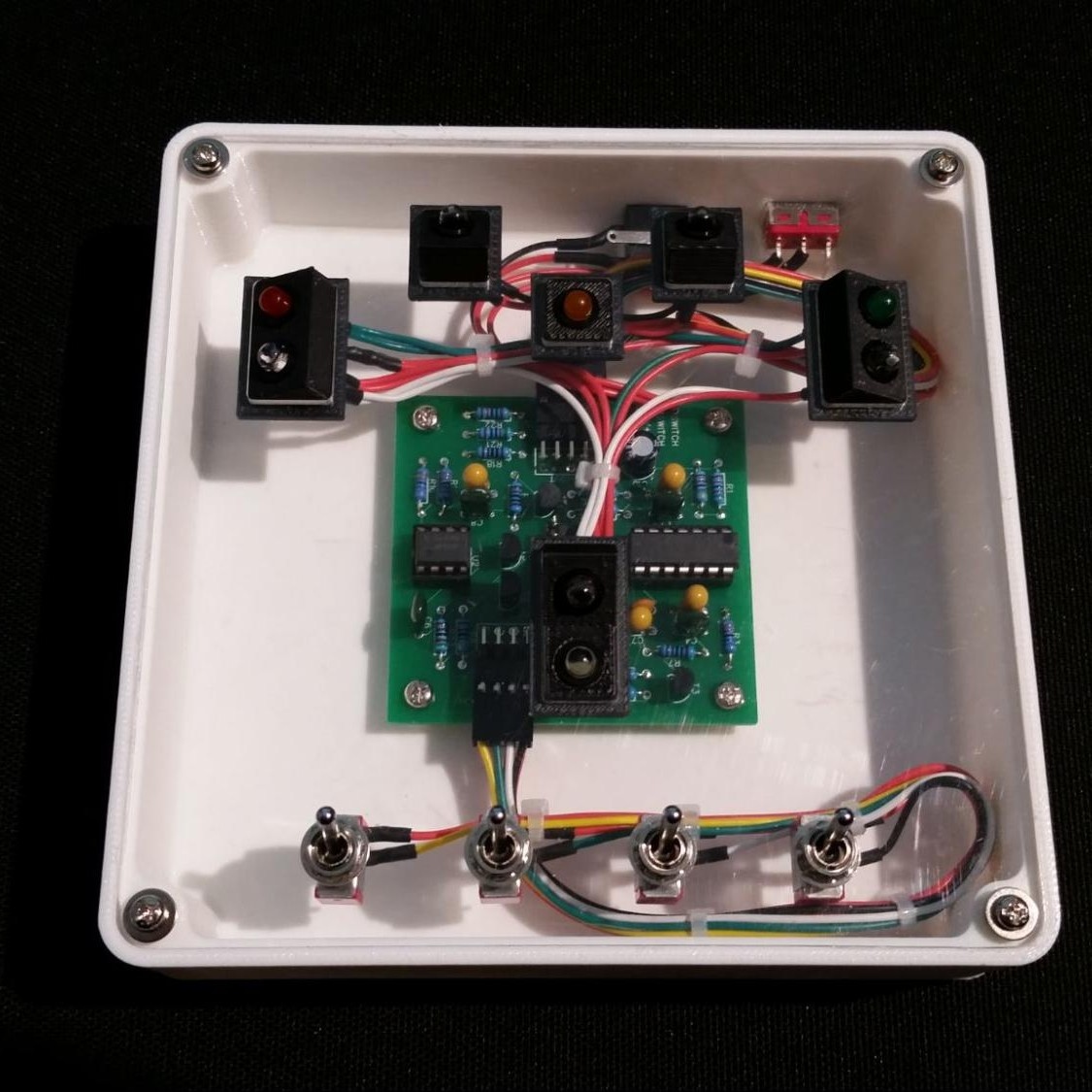 CoreElecAU's tweet photo. This one is for the #aviation enthusiasts. Lachlan has designed a fully #analog model of an #aircraft exterior lighting system. Basing the timings off an airbus the circuit uses four #555timers Get a load of the full project here: https://t.co/FYylrWVIgV https://t.co/iZzNC3AlAn