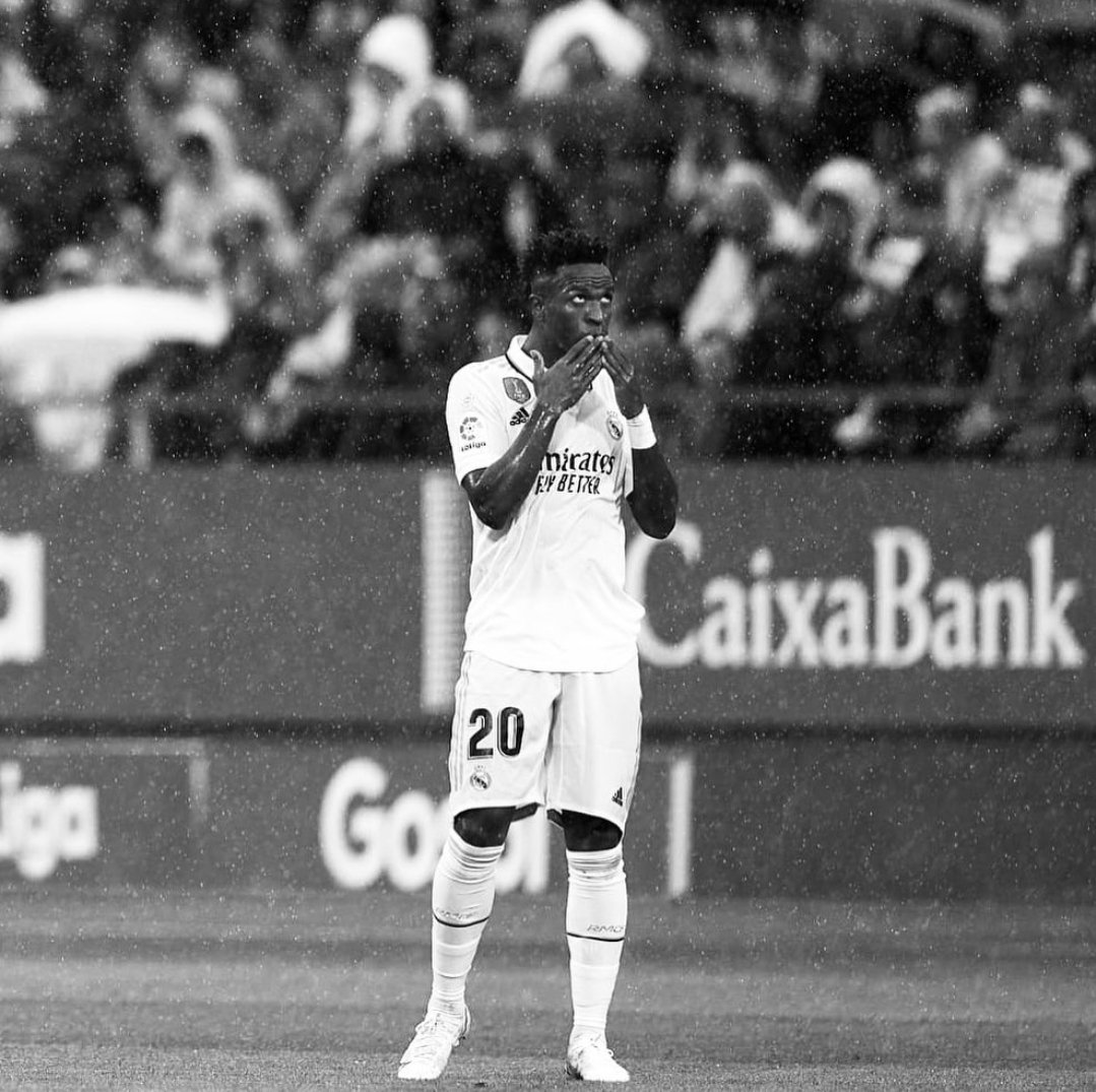 giraltpablo's tweet photo. "El campeonato que alguna vez fue de Ronaldinho, Ronaldo, Cristiano y Messi, hoy es de los racistas"

Durísimo descargo de Vinicius Jr. tras lo sucedido en Valencia. https://t.co/x8W3tJCWCX