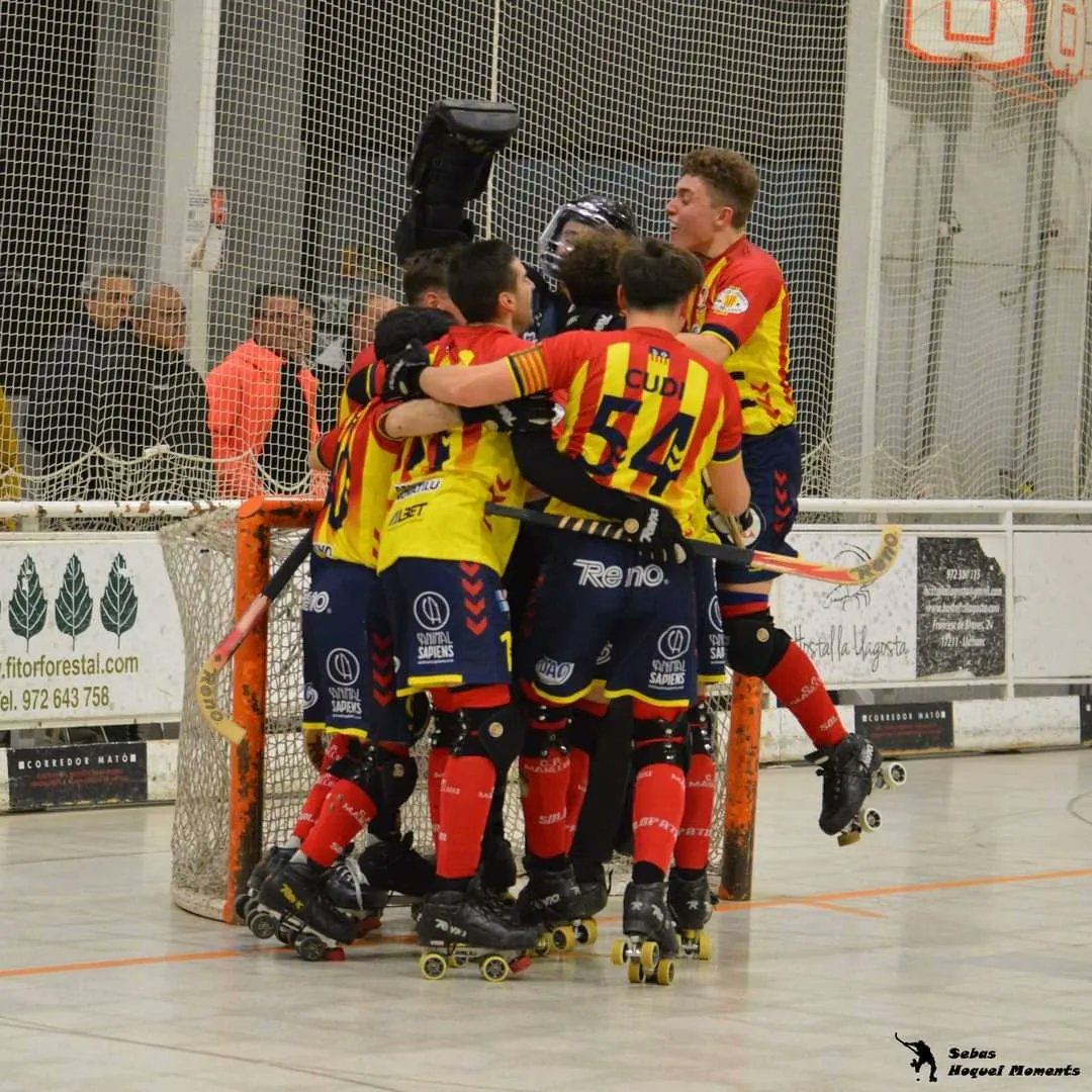 SebasMoncusi's tweet photo. Molt grans nois! Moltes felicitats per una enorme temporada, ens heu fet gaudir de valent. 
Sou joves amb molt de talent i moltíssimes ganes. Ús menjareu el món! 
Visca @cpmanlleu!! https://t.co/kd4aSkHHF9