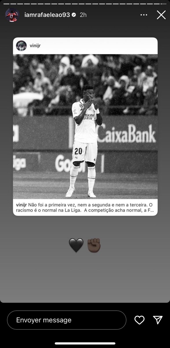 lnstantFoot's tweet photo. Kylian Mbappé, Rafael Leao, Neymar, Lucas Paqueta ainsi que d’autres joueurs apportent leur soutien à Vinicius Jr ✊🏻✊🏽✊🏿 https://t.co/yjLDsomoKf