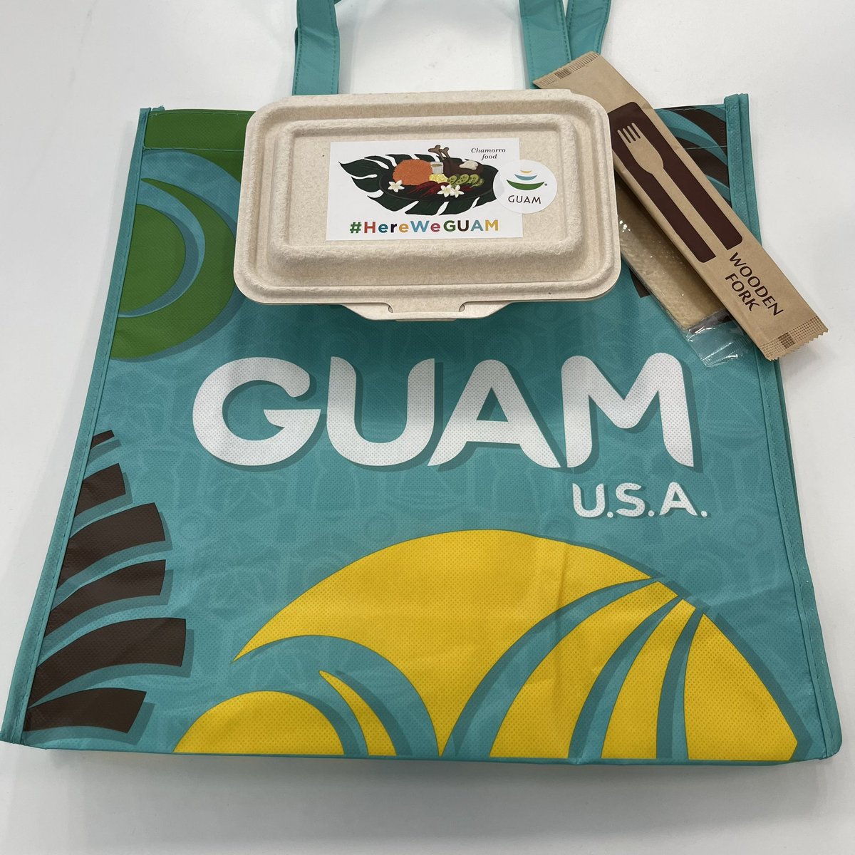 mamorunner's tweet photo. 発売初日に足を運び、早速チャモロフィエスタプレートランチボックスを買ってランチに食べた✌️

レッドライス&amp;フィナデニソースでグアム気分を満喫🇬🇺🌺🏝️

とてもおいしかった😋

今年こそは2019年以来ごぶさたのGuamに行くぞ❗️

#hereweguam #guam #グアム #AZLM https://t.co/aOU2NsAk6j