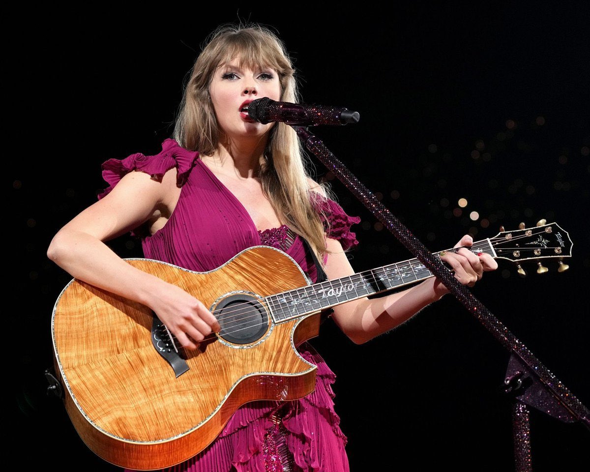 🎵 | The surprise songs tonight are ‘I Think He Knows’ and ‘Red’! #FoxboroughTSTheErasTour

— Taylor had to do two songs on the guitar because her piano was broken