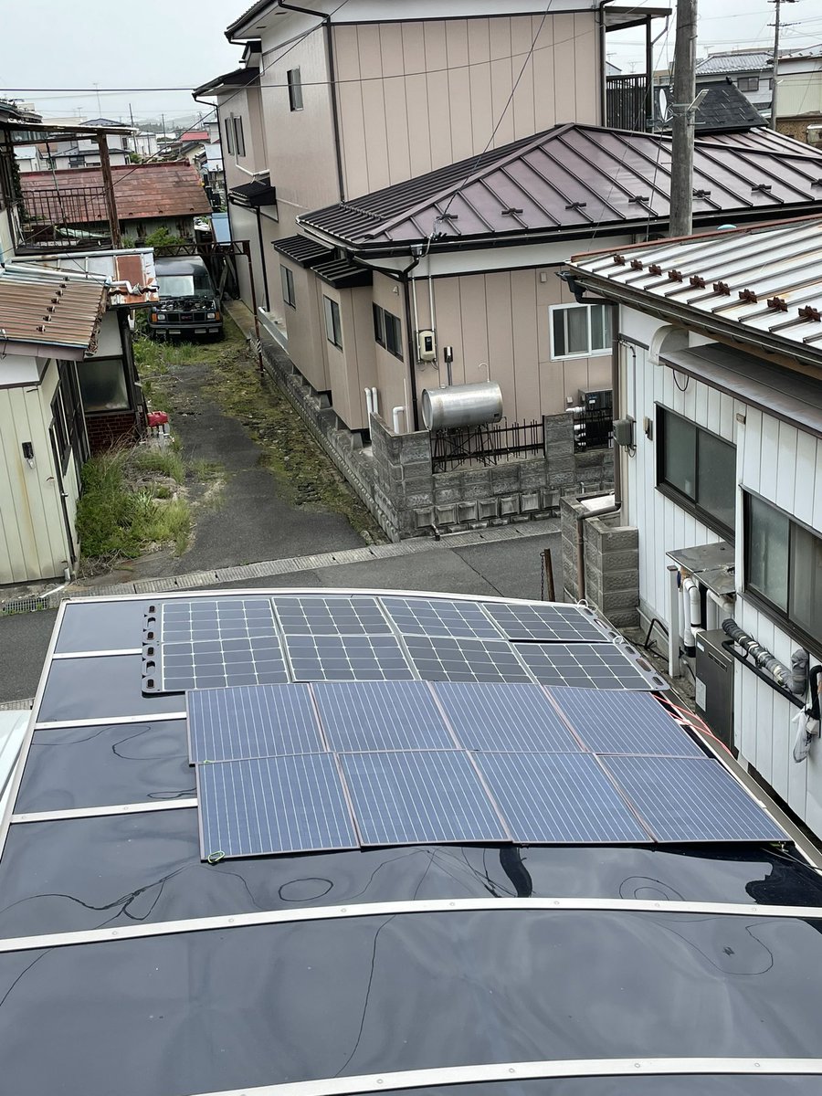 ek_xEV's tweet photo. ポータブル電源が満充電なので
電気代が値上げするというのに1,000Wを超えるエアフライヤーで油で揚げないフライドポテト🍟を遠慮なく作れるのは大容量ポータブル電源とソーラーパネルのお陰。
カーポートの上にソーラー200W×4枚並べました。
#ポータブル電源 #AFERIY #節電
#ソーラーパネル #ecozy https://t.co/8Vr2U0s2kc