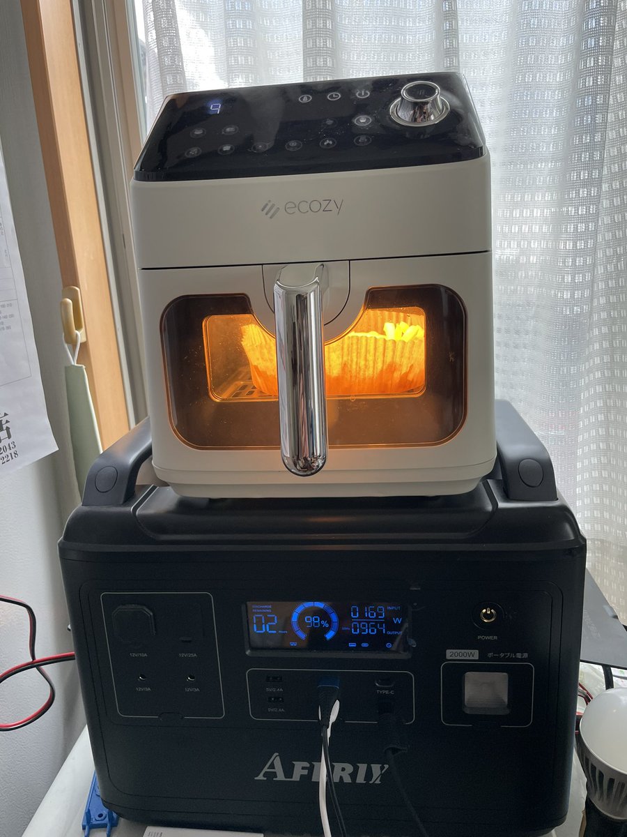 ek_xEV's tweet photo. ポータブル電源が満充電なので
電気代が値上げするというのに1,000Wを超えるエアフライヤーで油で揚げないフライドポテト🍟を遠慮なく作れるのは大容量ポータブル電源とソーラーパネルのお陰。
カーポートの上にソーラー200W×4枚並べました。
#ポータブル電源 #AFERIY #節電
#ソーラーパネル #ecozy https://t.co/8Vr2U0s2kc