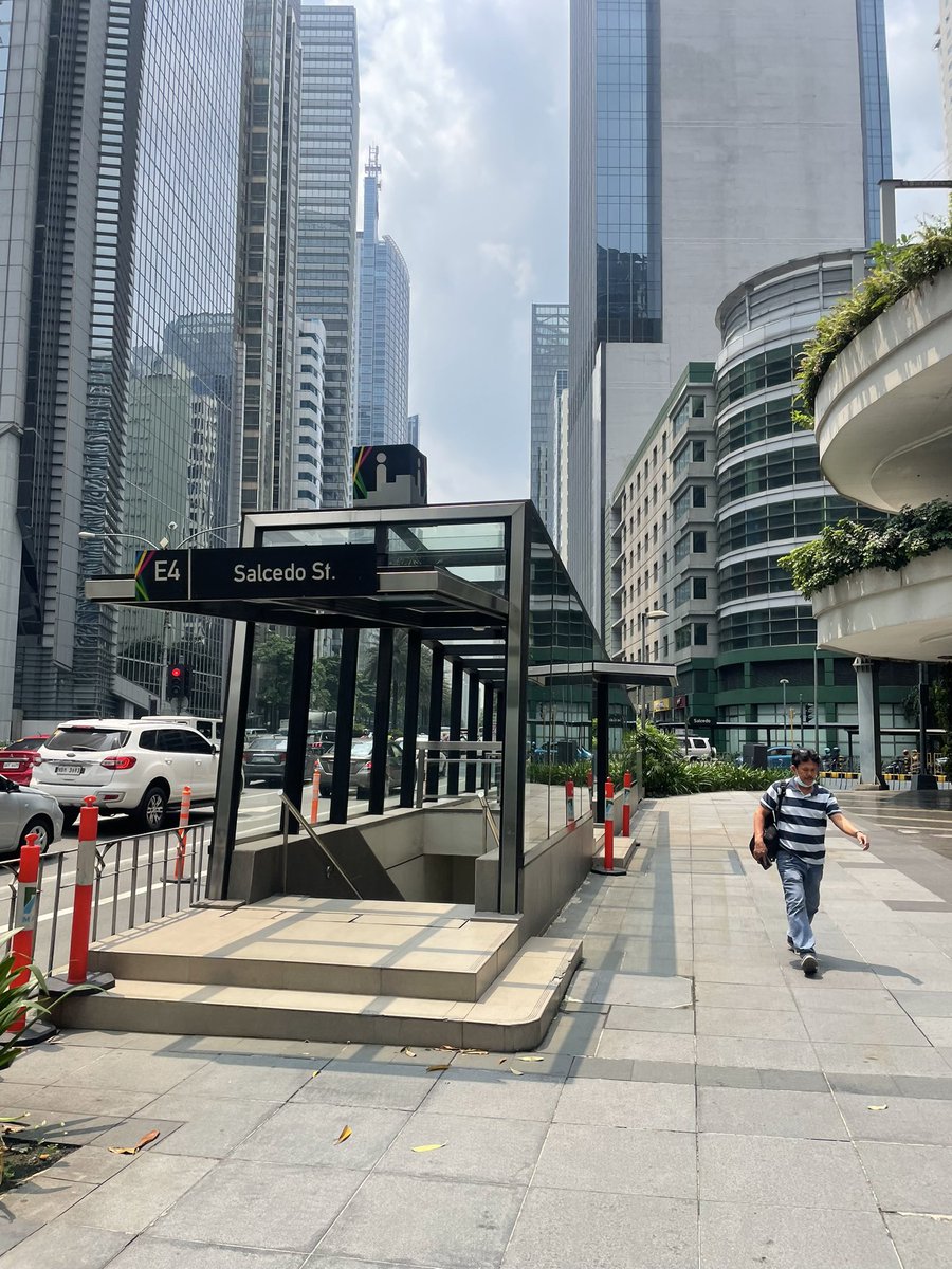 bujibabiera's tweet photo. Ang hassle naman maging pedestrian sa @MakeItMakati. Tatawid ka na lang ng kalye — mga ten steps na diretsong lakad lang — pero kailangan mo pa mag-underpass.

Para ba sa safety? Nope. Para sa convenience ng mga sasakyan. Kayang ligtas na tumawid na walang inaakyat na hagdanan. https://t.co/sx2keiHiX6