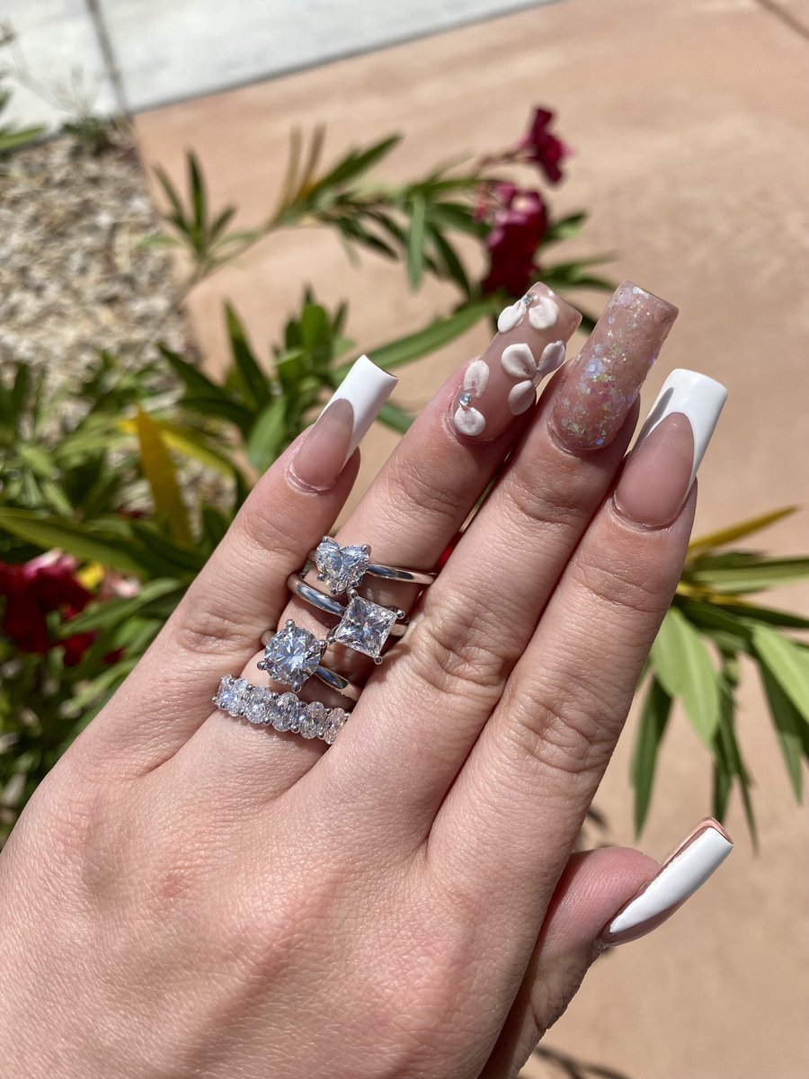 Oh my goodness- how many carats do you think this is? 😍💍✨ shop my StoreFront for see these styles + my NEW Disney Treasures❤️ folder by @KayJewelers c-link.io/62BKO
 #DisneyTreasures #CelebratingLife #KayEmployee #DisneyJewelry