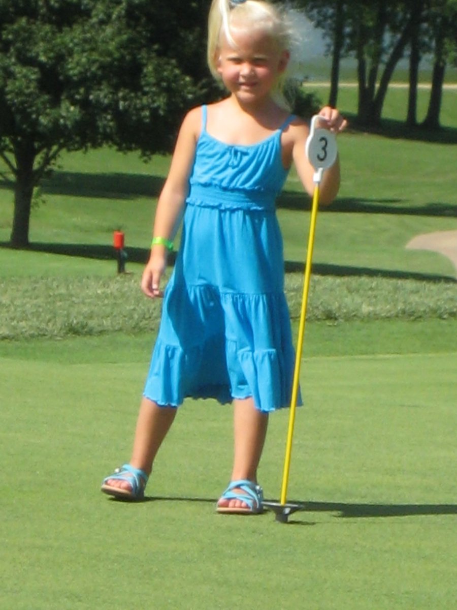 UNGWGolf's tweet photo. Before the day is over we have to take a moment to wish our Texas girl a Happy Happy Birthday, in a throwback style of course! 🤪We hope 20 is your favorite year yet, Ellie Kate 💙 #BirthdayThrowback @elliekrippee https://t.co/gJNZKvV2Rl