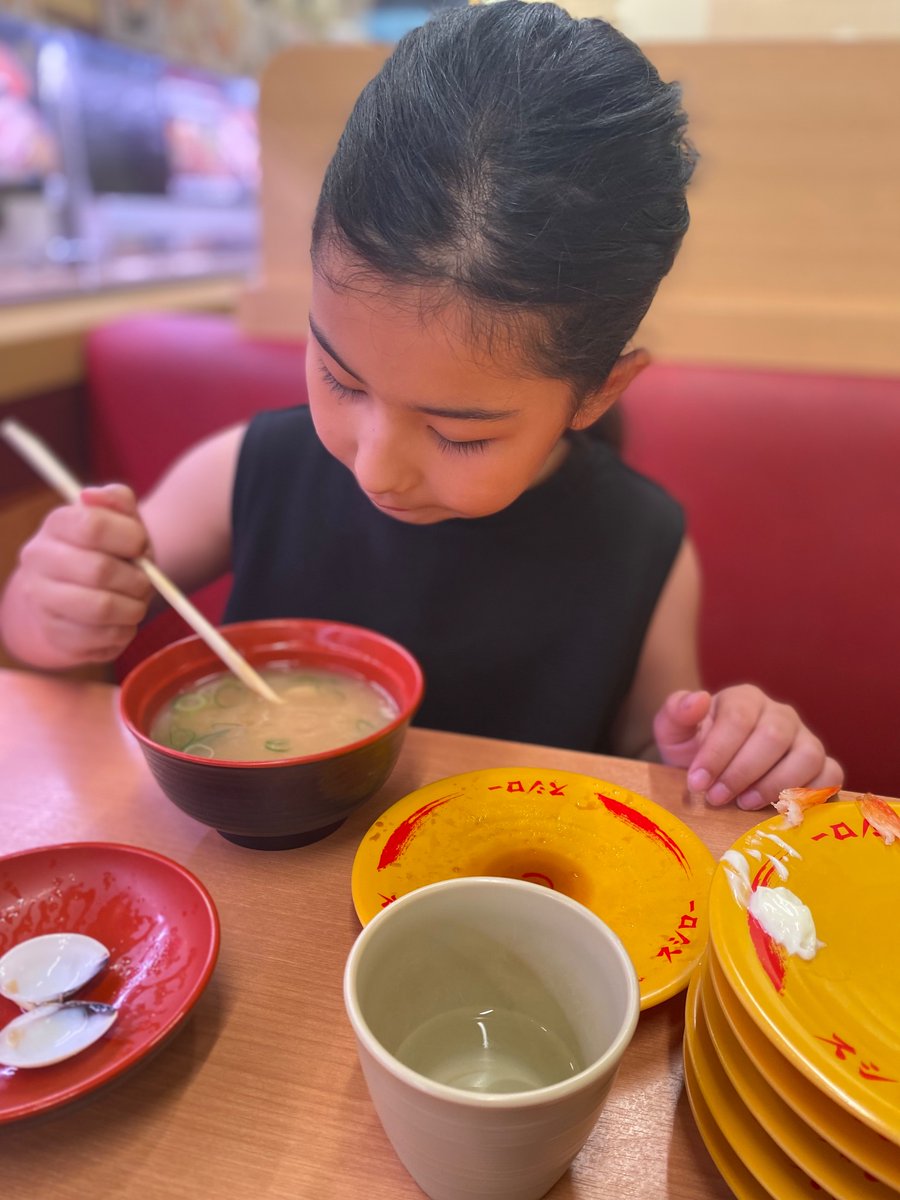 M45Yoko's tweet photo. 運動会翌日の平日代休。
父も兄姉も学校へ行った後、優越感と背徳感を感じながらのスシロー。
いつも以上に美味い！

#運動会あとはスシロー https://t.co/c9KkRT6DQI