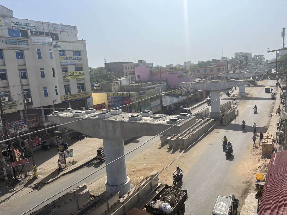 enjoywithravi's tweet photo. झारखंड की राजधानी #राँची के रातू रोड में बन रहे फ़्लाइओवर का काम विगत साढ़े 6 माह में इतना कम्पलीट हो गया है , जो अपने आप में कीर्तिमान है , क्योंकि इतने व्यस्त रोड जो की एक नेशनल हाईवे में आता है , रोज़ाना की ट्रैफिक को मेण्टेन करते हुए  @nitin_gadkari , #Ranchi #New #Flyover https://t.co/P4bLsvADbw