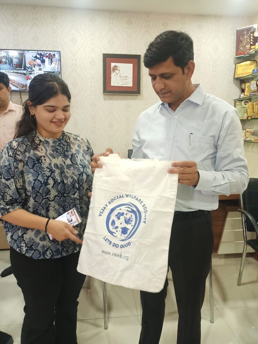 vswsindore's tweet image. A meeting with Mayor Shri Pushyamitra Bhargav at his office to discuss a project to distribute free cloth bags to support the Swatch Bharat movement.
#VSWS #LetsDoGood #VSWSIndore #SwatchBharatMission #SwatchhIndore