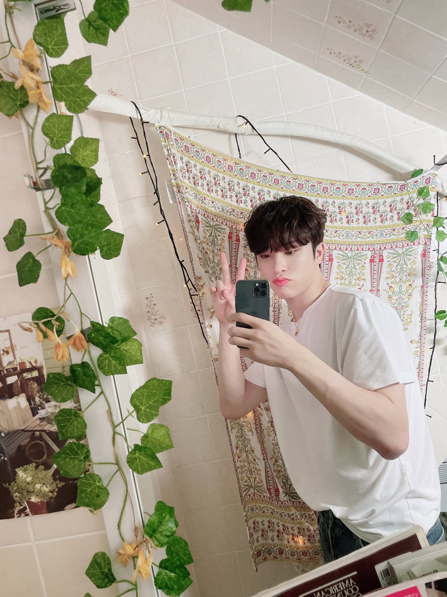 hwanthekid's tweet photo. how adorable is treasure's so junghwan? add a little pout to make it double!✌🏻
🌟 #심쿵_브이 🌟
#SOJUNGHWAN #소정환 https://t.co/BtUHTNu8ld