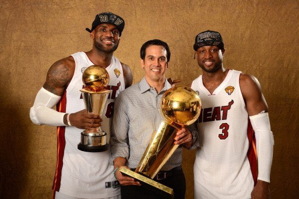 NBAdoPovo's tweet photo. A História de Erik Spoelstra no Miami Heat

1995 - Chegou no Miami Heat como coordenador de vídeo

1997 - Virou assistente técnico

1999 - Virou Scout

2001- Diretor de Scout

2008 - Virou técnico do Miami Heat

2011 - Chegou em sua 1° Finais de NBA como técnico

2012 - Campeão da NBA como técnico

2013 - Campeão da NBA como técnico

2014 - Chegou na sua 4° Finais da NBA como técnico

2020 - Chegou na sua 5° Finais da NBA como técnico

2023 - Eliminou o Milwaukee Bucks, New York Knicks e está a 1 vitória de eliminar o Boston Celtics e chegar em sua 6° Finais de NBA como técnico treinando o 8° colocado da conferência, o Miami Heat