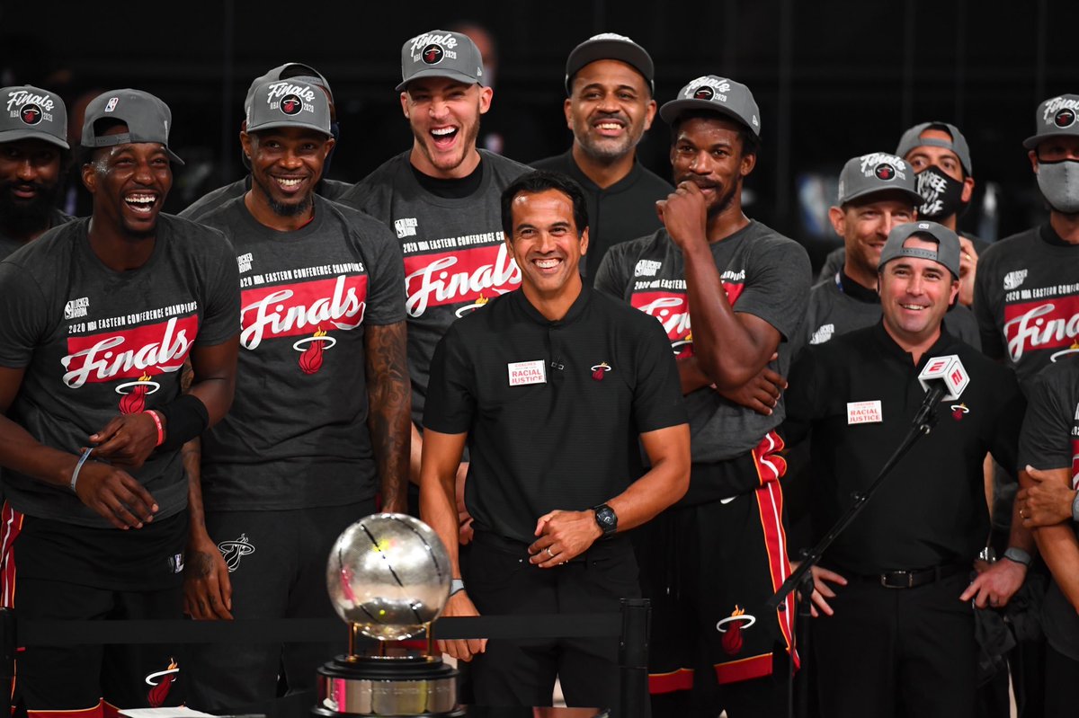 NBAdoPovo's tweet photo. A História de Erik Spoelstra no Miami Heat

1995 - Chegou no Miami Heat como coordenador de vídeo

1997 - Virou assistente técnico

1999 - Virou Scout

2001- Diretor de Scout

2008 - Virou técnico do Miami Heat

2011 - Chegou em sua 1° Finais de NBA como técnico

2012 - Campeão da NBA como técnico

2013 - Campeão da NBA como técnico

2014 - Chegou na sua 4° Finais da NBA como técnico

2020 - Chegou na sua 5° Finais da NBA como técnico

2023 - Eliminou o Milwaukee Bucks, New York Knicks e está a 1 vitória de eliminar o Boston Celtics e chegar em sua 6° Finais de NBA como técnico treinando o 8° colocado da conferência, o Miami Heat