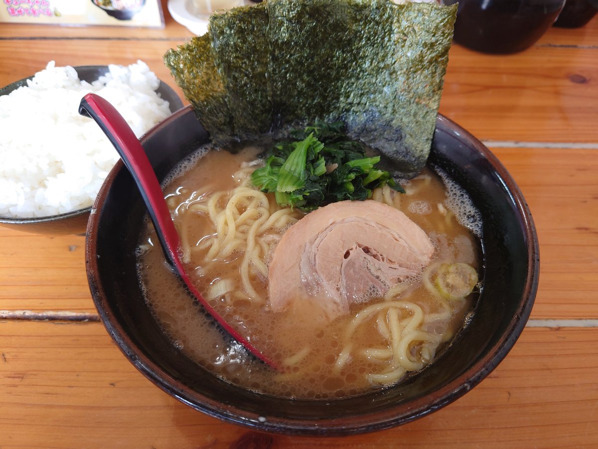 麺屋だるま家
豚骨醤油ラーメン+ライス【定期】
ラーメンにハマったきっかけの大好きなやつ😋
先月ぐらいから卓上調味料のにんにくが刻みからおろしに変わっちゃったけど、刻み復活希望です。笑
くわっち〜さびたん🙏