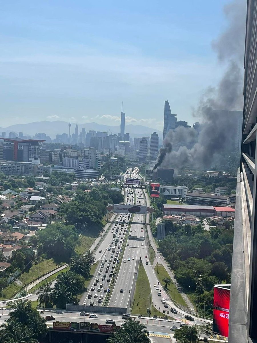 #kltu FED HWAY: Officials report of a fire breaking out inside the KWSP building.

Expect delays in both directions on the Federal Highway. This is also affecting traffic on SALAK.

Picture credits: Netizens