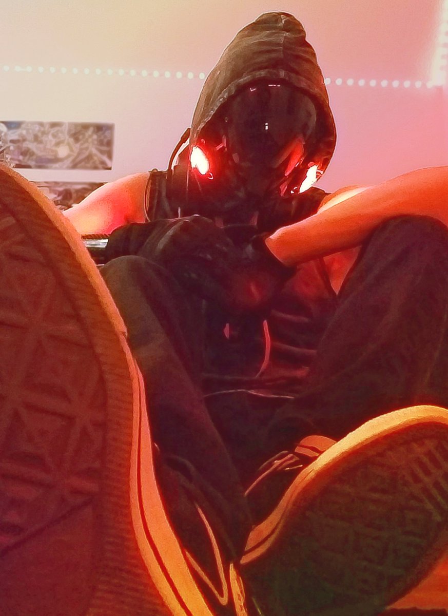 🚨W A R N I N G🚨
Do not proceed without proper heat protection. Failure to do so may result in overheating~

Didn't want to put on the morph suit, so enjoy some red robotics with a bit of DJ Punk-Bot.

I've learned some new photo tricks too, so hopefully they turned out well~~