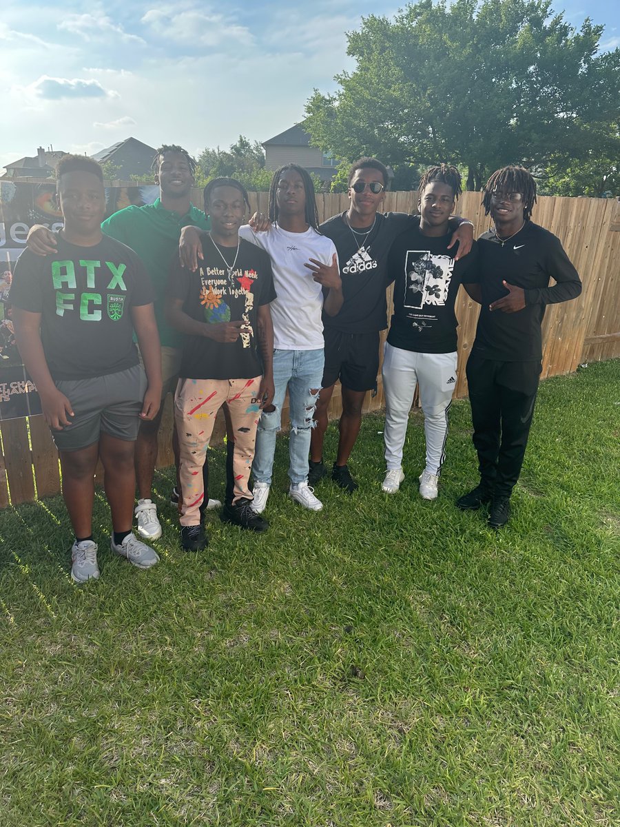 #Stay tuned these  fella’s childhood friends bout to head to college to ball out!!!! <a href="/CamCook_4/">Cam “The Chef” Cook</a>  (TCU), <a href="/JARVISANDER_9/">Jarvis Anderson</a> (SFA) <a href="/braylon_james14/">Braylon James</a> (ND) <a href="/KoryThomas9/">Kory Thomas</a> (UMHB)<a href="/Jackson_Anders5/">Jackson Anders</a> (McNeese SU)<a href="/TimDuncan1973/">Coach Duncan</a>  (EV HS) #WilcoTigers4life Back to Back Champions