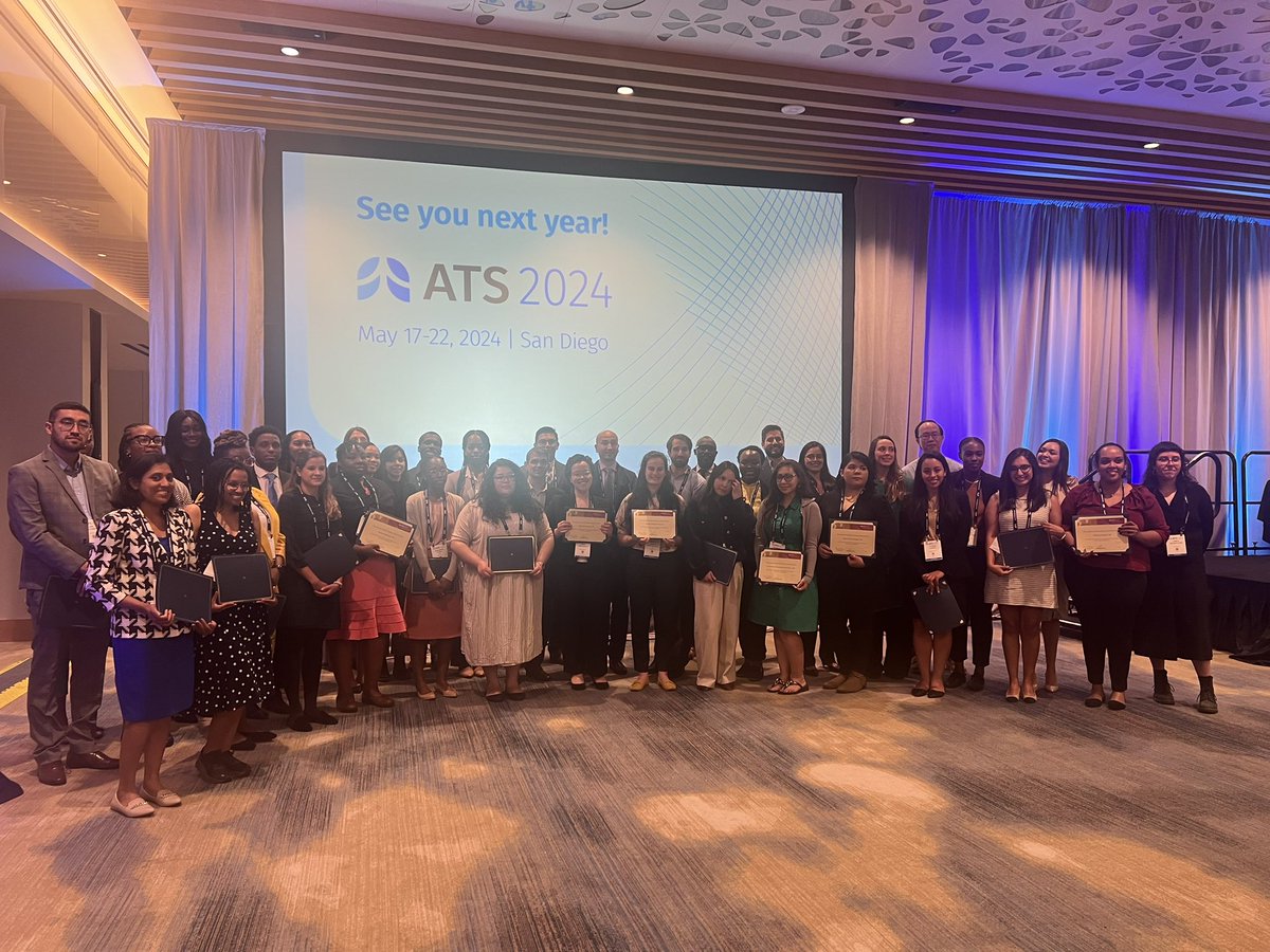GallodeMoraesMD's tweet photo. So proud to attend the @atscommunity @atsearlycareer #atsdiversityforum at #ATS2023 where my mentee and friend @PiccoloSerafim received an award for our research on #proneposition
My smart, awesome physician, supermodel beautiful friend I am so proud of you and ❤️ you! https://t.co/8YIl4f5Twa