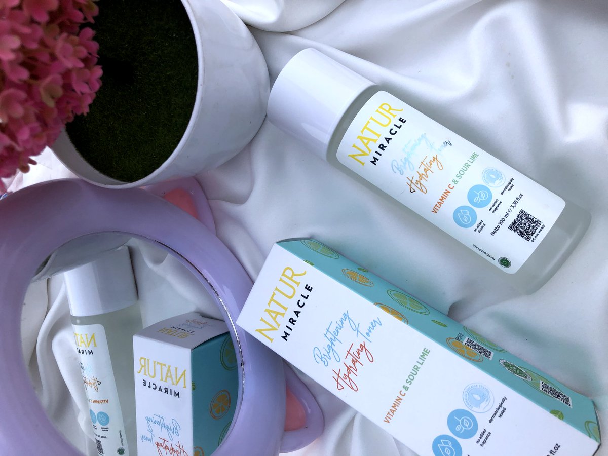 vwxyulii_'s tweet photo. rekomendasi Hydrating Toner yang terbuat dari bahan alami dari Natur Beauty, kulit jadi lebih lembab dan terhidrasi 🤩

⋆｡ﾟ☁︎｡ Natur Miracle Brightening Hydrating Toner

kandungan alami with Vitamin C &amp; Sour Lime 

⋆ a review –––
@Naturbeautyid

#racunskincareyull https://t.co/4DIPfBSfxc