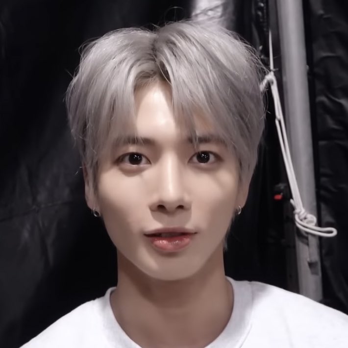 cutecatsquirrel's tweet image. this cat got severe taehyun's face 🐱