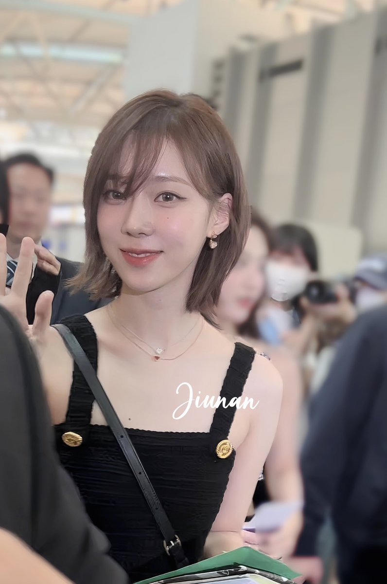 ตั้งแต่เปลี่ยนช่างแต่งหน้าเป็นพส.อึนบี เรื่องแพ้เครื่องสำอางแทบจะไม่เห็นจากน้องหนาวแล้ว ไม่เหมือนเจ๊ควอนแพ้เกือบทุกครั้งที่มีงาน รูปนี้เป็นกล้องสดด้วย รู้ยังปัญหาไม่ได้อยู่ที่ผิวน้อง มันอยู่ที่เจ๊ควอน